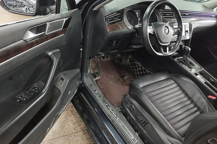 Used Volkswagen Magotan 2019 330TSI DSG Leading Model China VI Standard Driver Seat