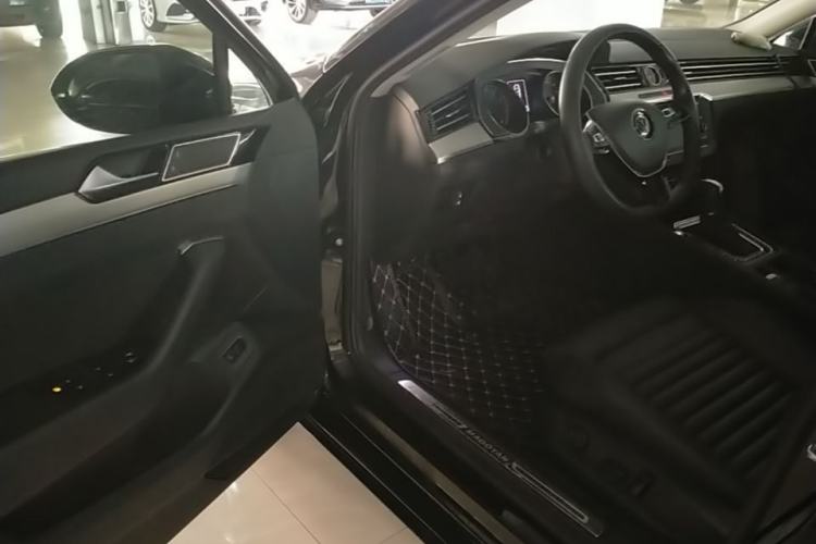 Used Volkswagen Magotan 2019 330TSI DSG Leading Model China VI Standard Driver Seat