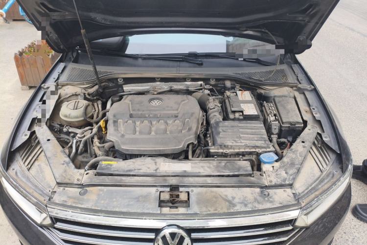 Used Volkswagen Magotan 2019 330TSI DSG Leading Model China VI Standard Engine Bay