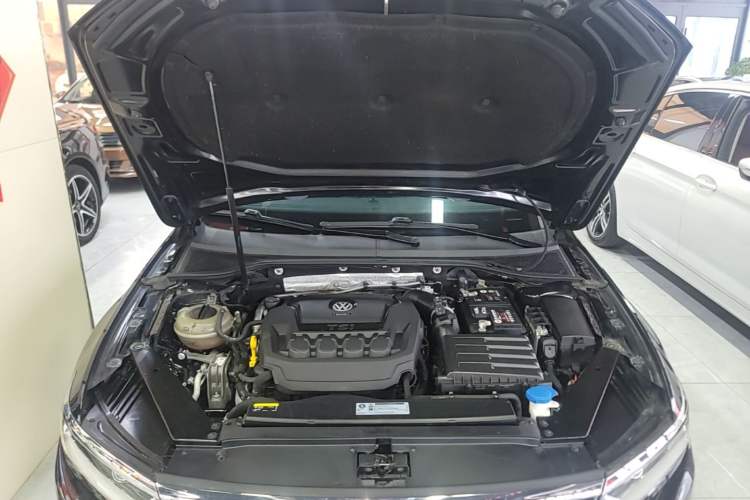 Used Volkswagen Magotan 2019 330TSI DSG Leading Edition China V Standard Engine Bay