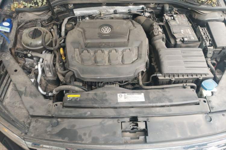 Used Volkswagen Magotan 2019 330TSI DSG Leading Model China VI Standard Engine Bay