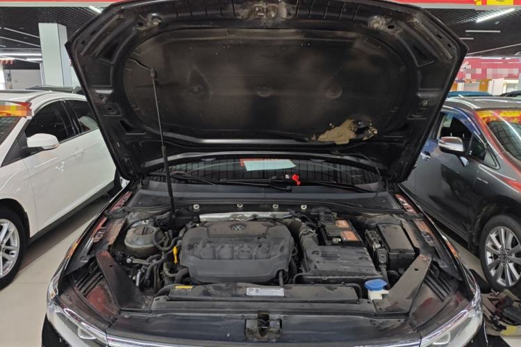 Used Volkswagen Magotan 2019 330TSI DSG Luxury Version China VI Standard Engine Bay