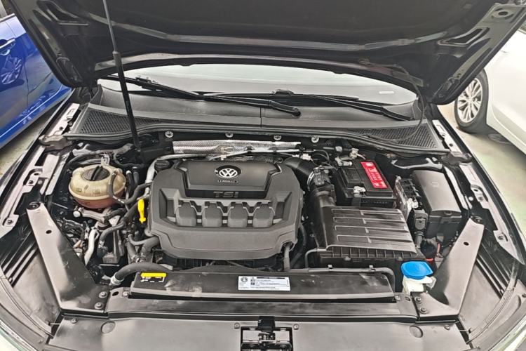 Used Volkswagen Magotan 2019 330TSI DSG Leading Model China VI Standard Engine Bay