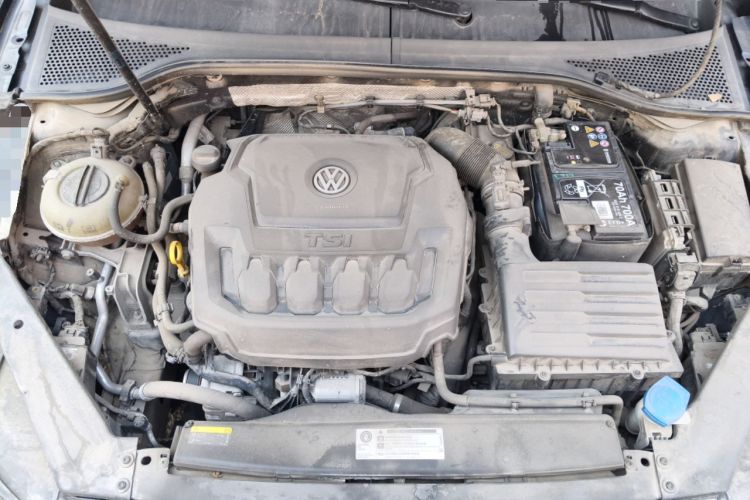 Used Volkswagen Magotan 2019 330TSI DSG Luxury Version China VI Standard Engine Bay