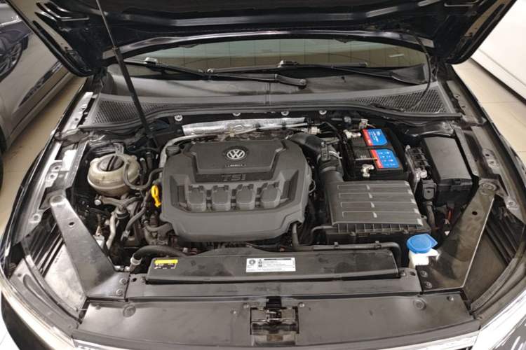Used Volkswagen Magotan 2019 330TSI DSG Luxury Version China VI Standard Engine Bay