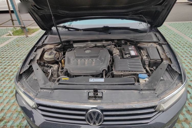 Used Volkswagen Magotan 2019 330TSI DSG Luxury Version China VI Standard Engine Bay