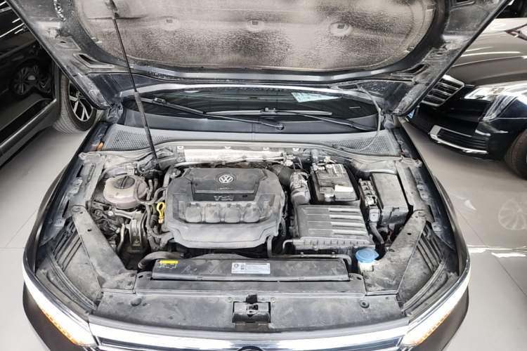 Used Volkswagen Magotan 2019 330TSI DSG Luxury Model China V Standard Engine Bay