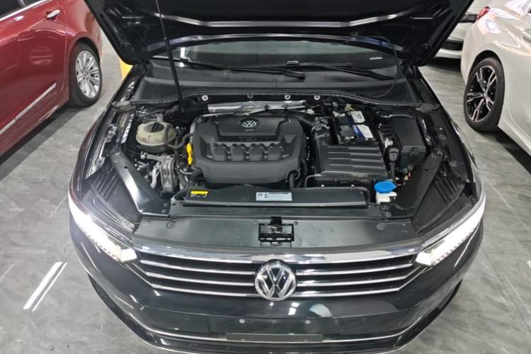 Used Volkswagen Magotan 2019 330TSI DSG Luxury Model China V Standard Engine Bay