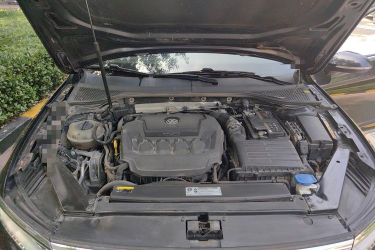 Used Volkswagen Magotan 2019 330TSI DSG Luxury Version China VI Standard Engine Bay