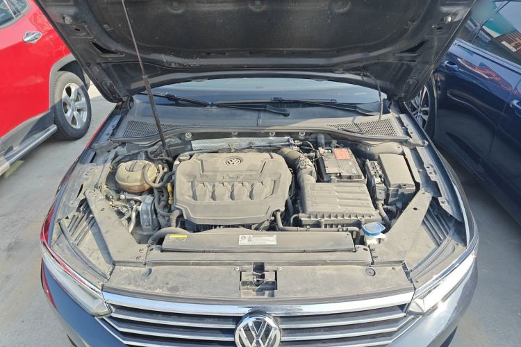 Used Volkswagen Magotan 2019 330TSI DSG Luxury Model China V Standard Engine Bay