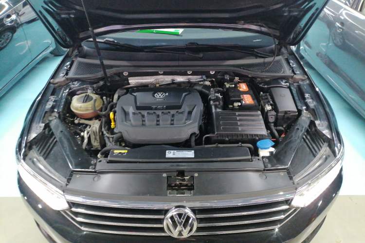 Used Volkswagen Magotan 2019 330TSI DSG Luxury Model China V Standard Engine Bay