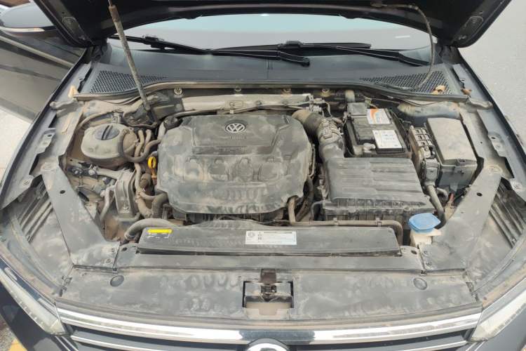 Used Volkswagen Magotan 2019 330TSI DSG Leading Model China VI Standard Engine Bay
