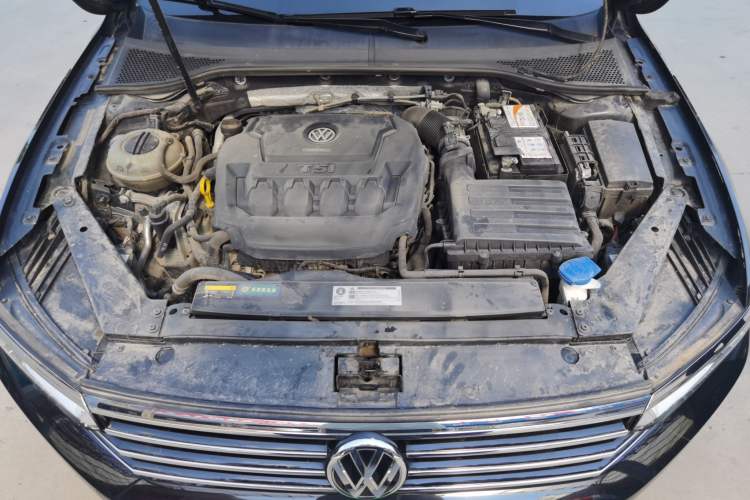 Used Volkswagen Magotan 2019 330TSI DSG Luxury Version China VI Standard Engine Bay