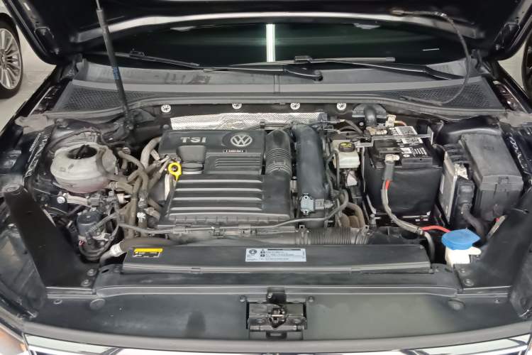 Used Volkswagen Magotan 2019 280TSI DSG Comfort Model China VI Standard Engine Bay