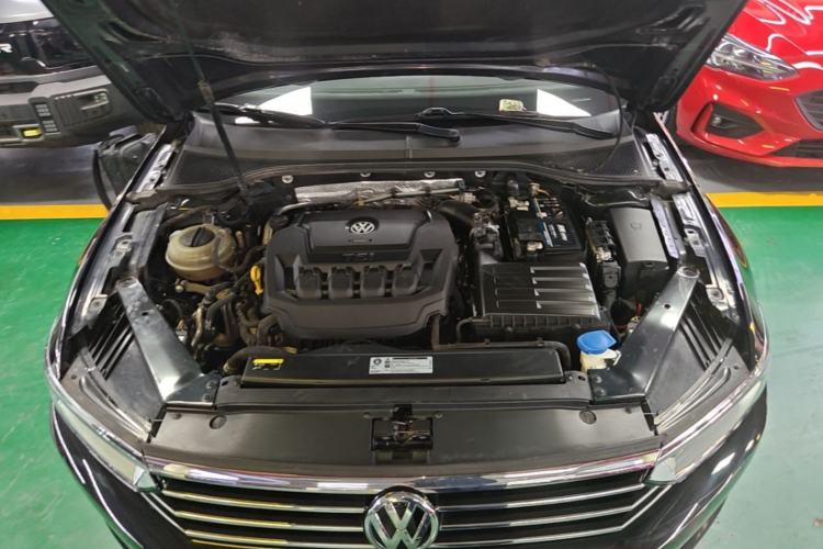 Used Volkswagen Magotan 2019 330TSI DSG Leading Model China VI Standard Engine Bay