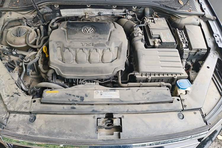 Used Volkswagen Magotan 2019 330TSI DSG Leading Model China VI Standard Engine Bay