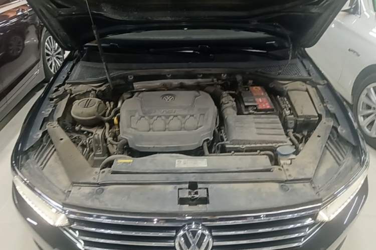 Used Volkswagen Magotan 2019 330TSI DSG Luxury Model China V Standard Engine Bay