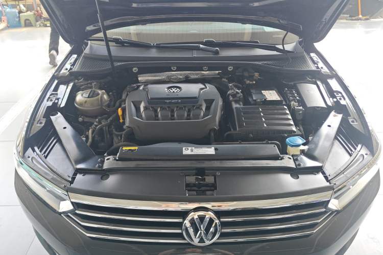 Used Volkswagen Magotan 2019 330TSI DSG Luxury Version China VI Standard Engine Bay