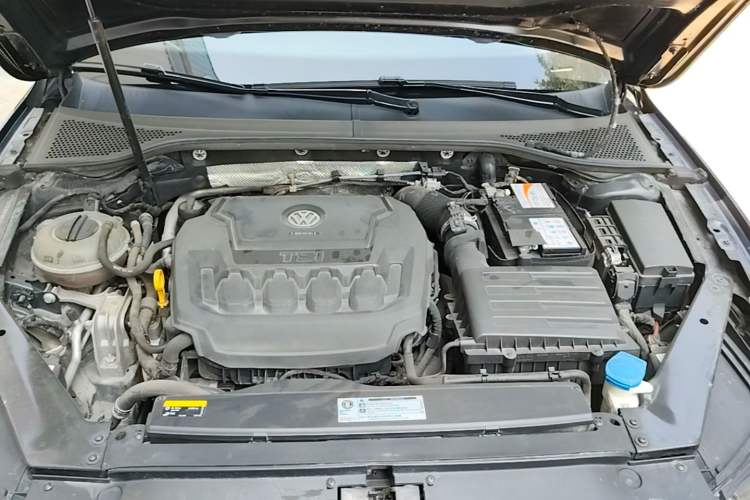 Used Volkswagen Magotan 2019 330TSI DSG Leading Model China VI Standard Engine Bay