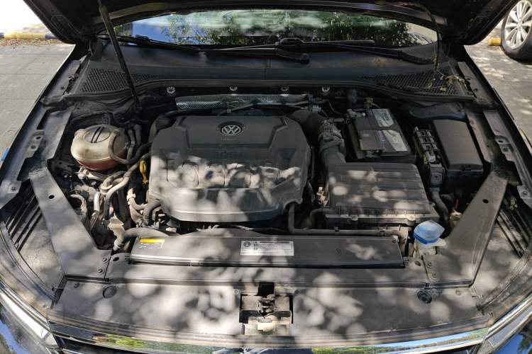 Used Volkswagen Magotan 2019 330TSI DSG Luxury Version China VI Standard Engine Bay