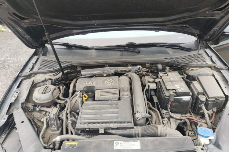 Used Volkswagen Magotan 2019 280TSI DSG Leading Model China V Standard Engine Bay