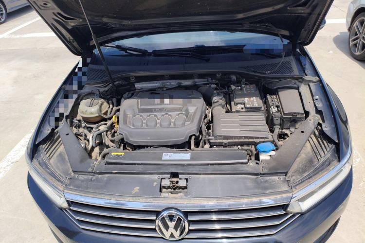 Used Volkswagen Magotan 2019 330TSI DSG Luxury Version China VI Standard Engine Bay