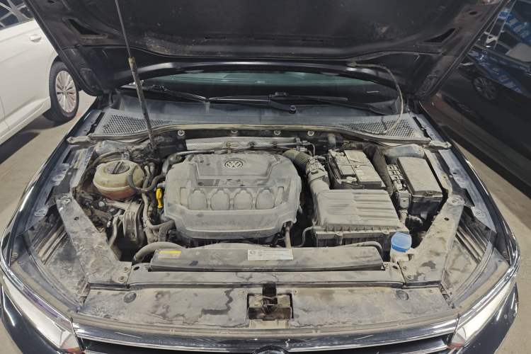 Used Volkswagen Magotan 2019 330TSI DSG Luxury Version China VI Standard Engine Bay