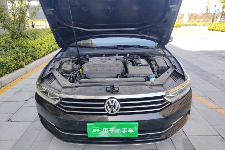 Used Volkswagen Magotan 2019 330TSI DSG Leading Model China VI Standard Engine Bay