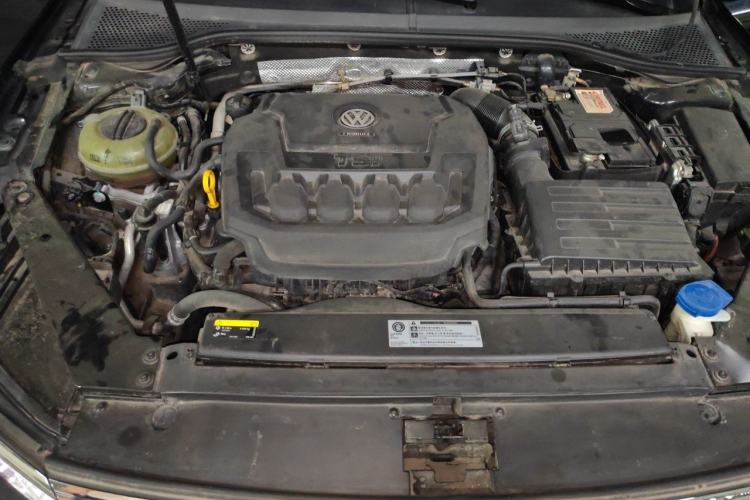 Used Volkswagen Magotan 2019 330TSI DSG Luxury Version China VI Standard Engine Bay