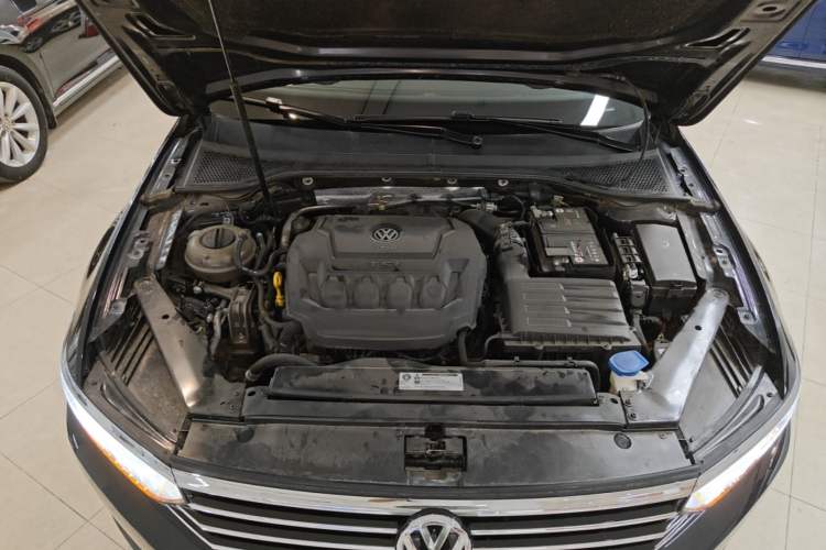 Used Volkswagen Magotan 2019 330TSI DSG Leading Edition China V Standard Engine Bay