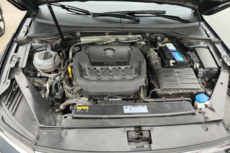 Used Volkswagen Magotan 2019 330TSI DSG Leading Model China VI Standard Engine Bay