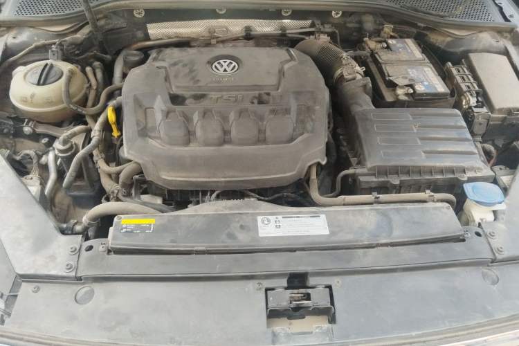 Used Volkswagen Magotan 2019 330TSI DSG Leading Model China VI Standard Engine Bay