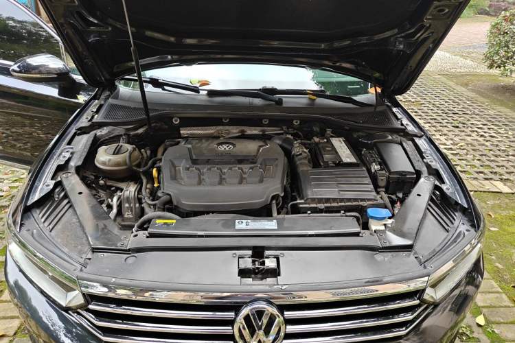 Used Volkswagen Magotan 2019 330TSI DSG Leading Model China VI Standard Engine Bay