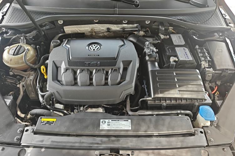 Used Volkswagen Magotan 2019 330TSI DSG Luxury Version China VI Standard Engine Bay