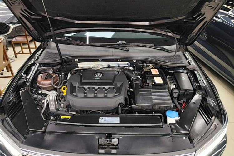 Used Volkswagen Magotan 2019 330TSI DSG Leading Model China VI Standard Engine Bay