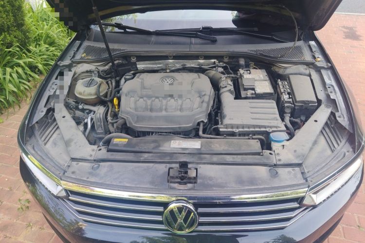 Used Volkswagen Magotan 2019 330TSI DSG Leading Model China VI Standard Engine Bay