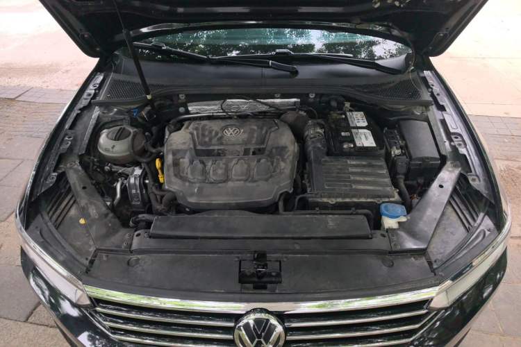Used Volkswagen Magotan 2019 330TSI DSG Luxury Version China VI Standard Engine Bay