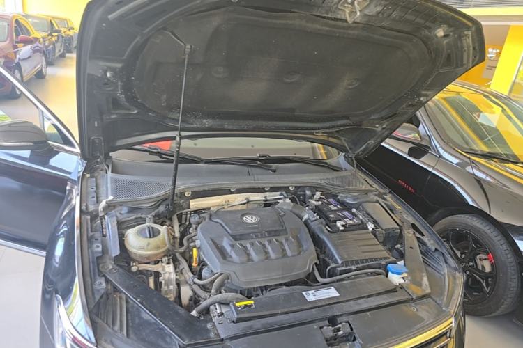 Used Volkswagen Magotan 2019 330TSI DSG Luxury Version China VI Standard Engine Bay