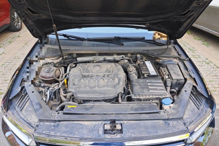 Used Volkswagen Magotan 2019 330TSI DSG Luxury Version China VI Standard Engine Bay
