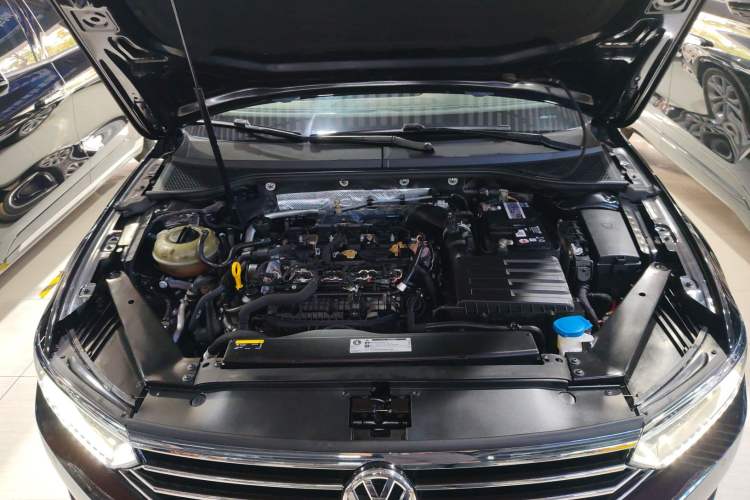 Used Volkswagen Magotan 2019 330TSI DSG Luxury Version China VI Standard Engine Bay