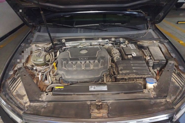 Used Volkswagen Magotan 2019 330TSI DSG Leading Model China VI Standard Engine Bay