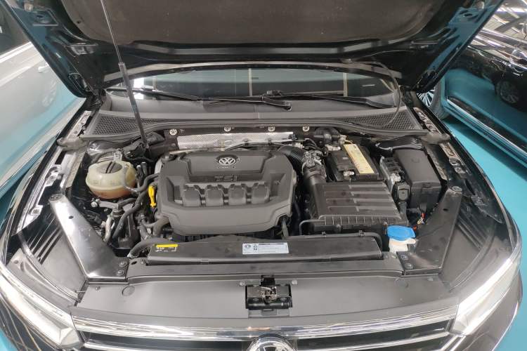 Used Volkswagen Magotan 2019 330TSI DSG Leading Model China VI Standard Engine Bay