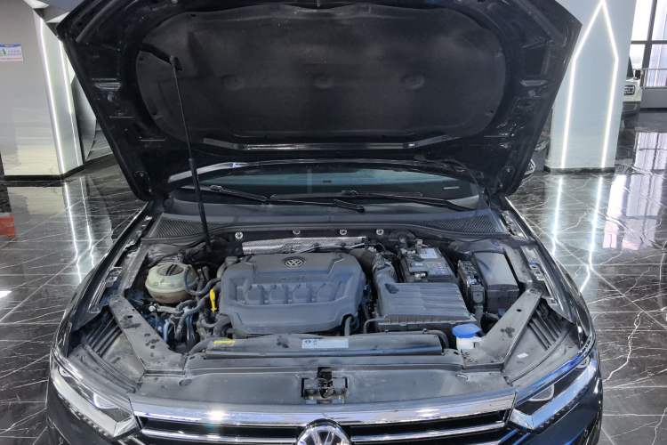 Used Volkswagen Magotan 2019 330TSI DSG Luxury Version China VI Standard Engine Bay