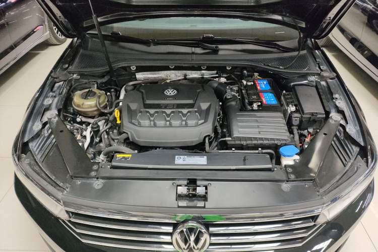 Used Volkswagen Magotan 2019 330TSI DSG Luxury Version China VI Standard Engine Bay