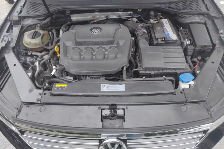 Used Volkswagen Magotan 2019 330TSI DSG Luxury Version China VI Standard Engine Bay