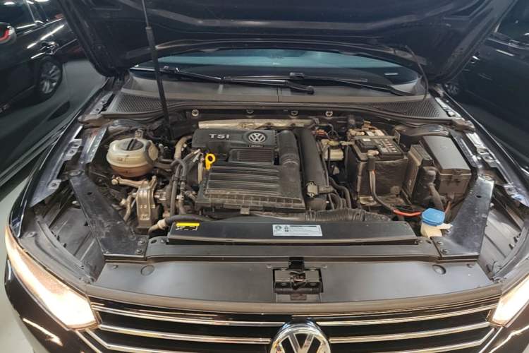 Used Volkswagen Magotan 2019 280TSI DSG Comfort Model China V Standard Engine Bay