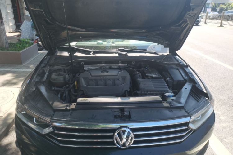 Used Volkswagen Magotan 2019 330TSI DSG Leading Model China VI Standard Engine Bay
