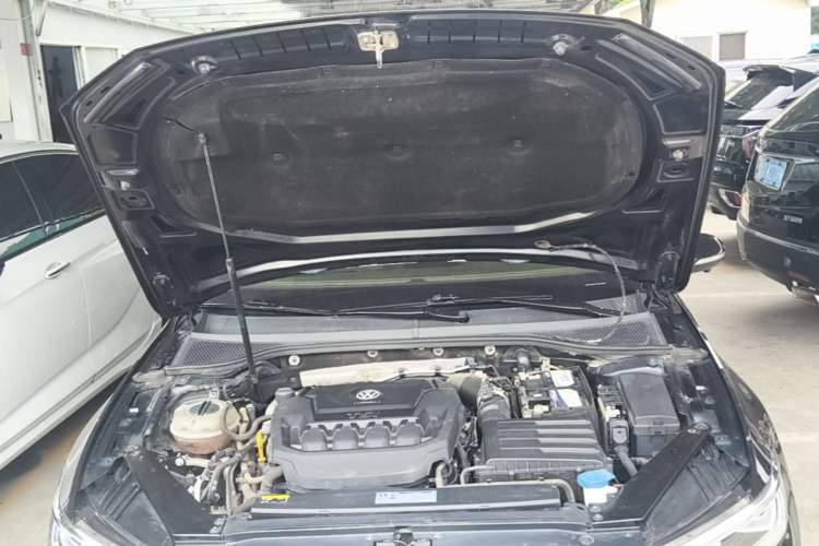 Used Volkswagen Magotan 2019 330TSI DSG Leading Model China VI Standard Engine Bay