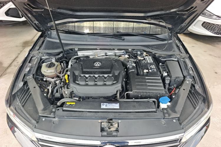 Used Volkswagen Magotan 2019 330TSI DSG Luxury Version China VI Standard Engine Bay