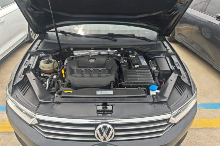Used Volkswagen Magotan 2019 330TSI DSG Leading Model China VI Standard Engine Bay